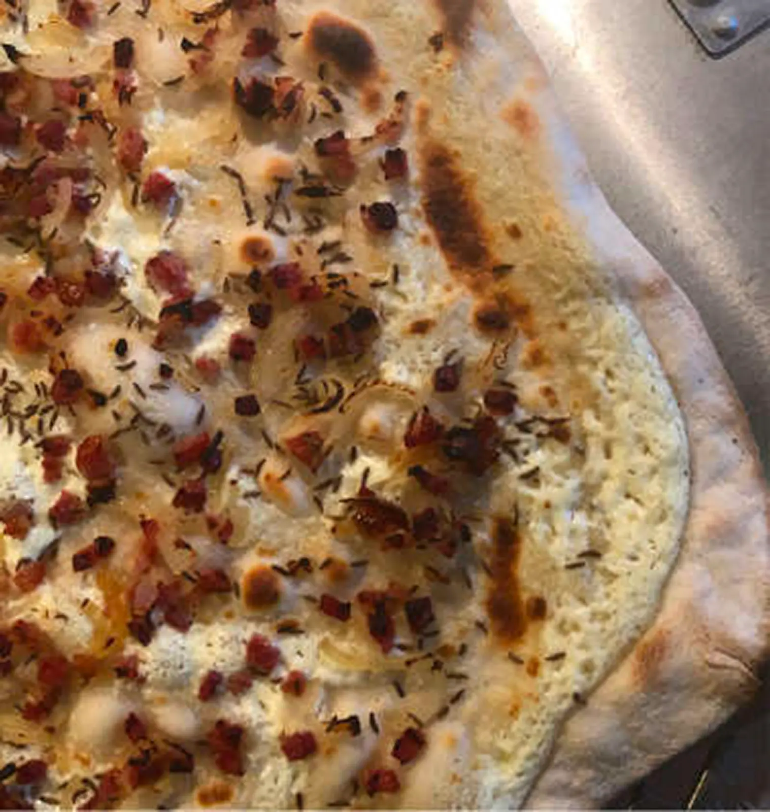 Frisch gebackener Flammkuchen