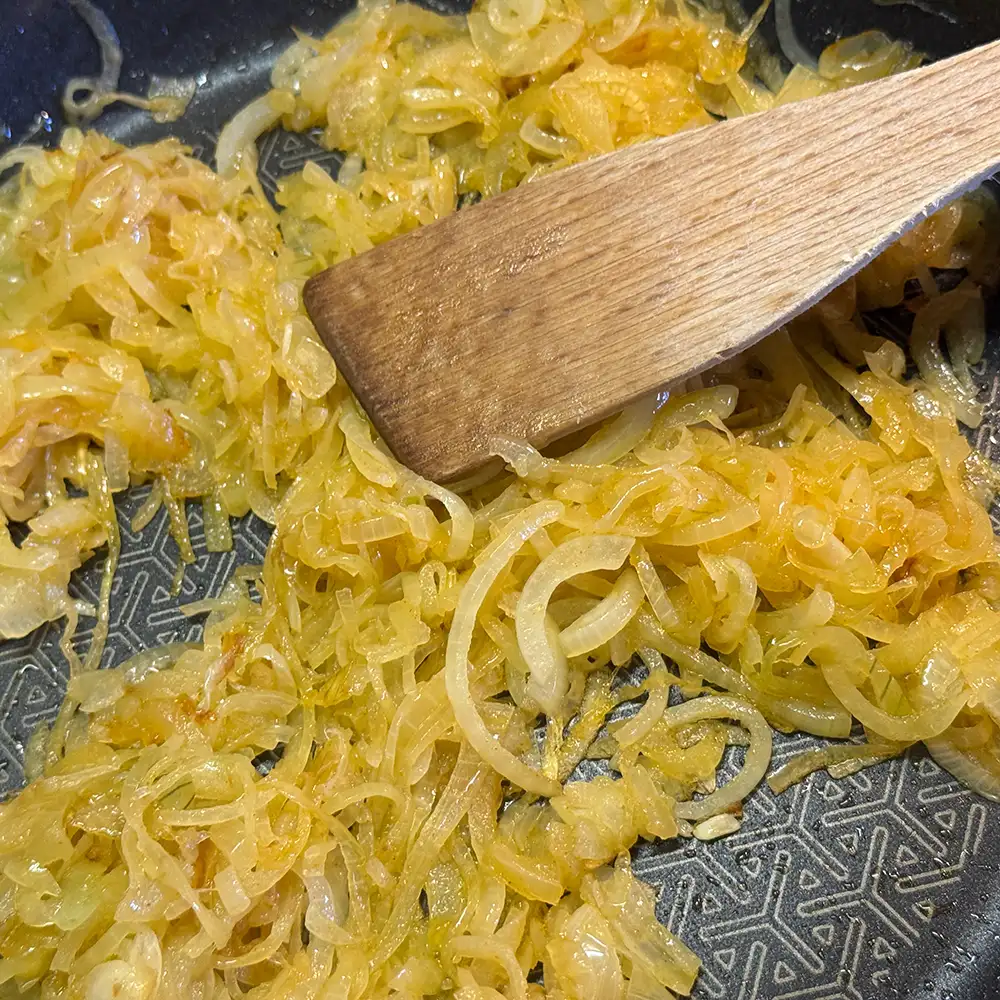 In einer Pfanne langsam weich geschmorte Zwiebeln